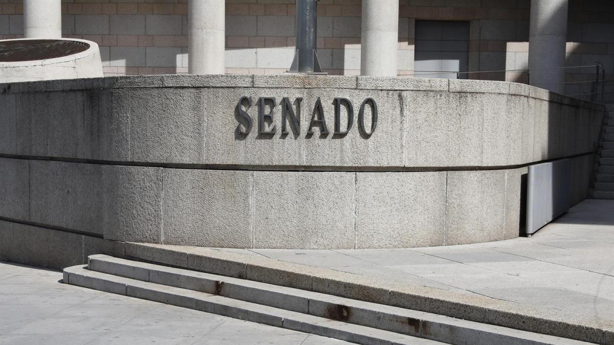 Planca en la que se lee 'Senado' en la fachada exterior del edificio del Senado en Madrid. 