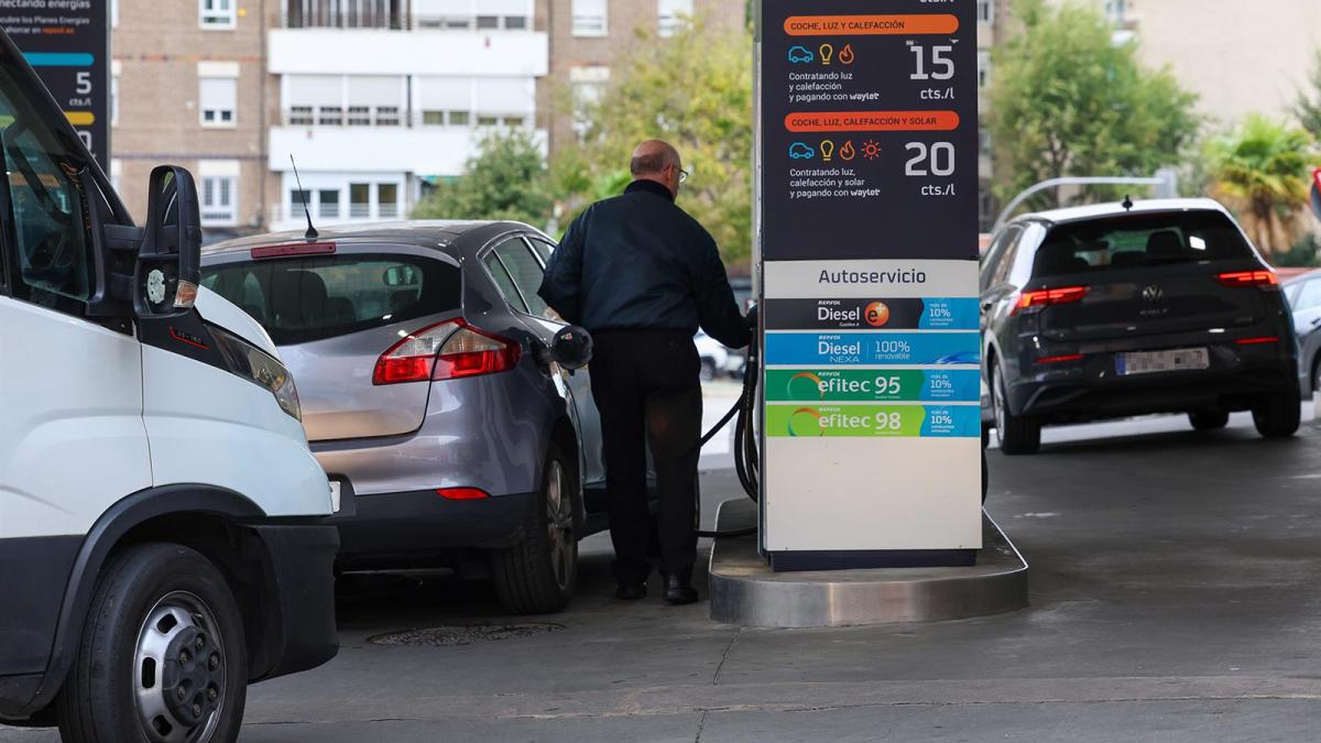 Un señor repostando en una gasolinera, a 9 de octubre de 2024, en Madrid (España).