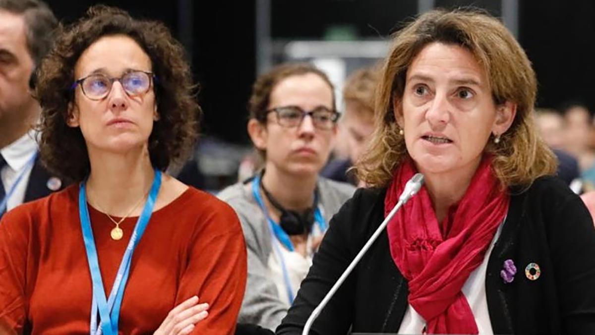 Valvanera Ulargui, directora general de la Oficina Española de Cambio Climático, y Teresa Ribera.