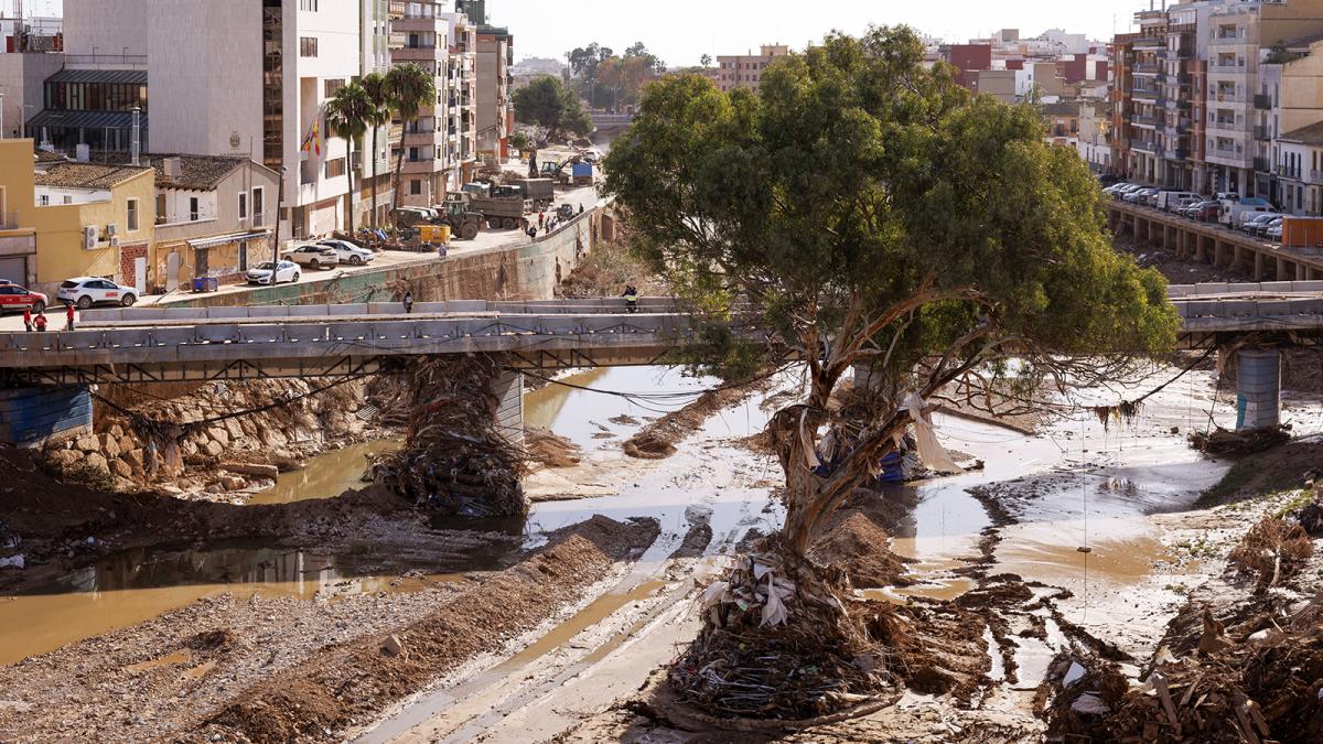 Imagen de uno de los puentes que cruza el Barranco del Poyo de la localidad valenciana de Paiporta que este miércoles continúa siendo, tres semanas después de la DANA, un trasiego de maquinaria pesada, militares y policías y voluntarios venidos de toda España. 