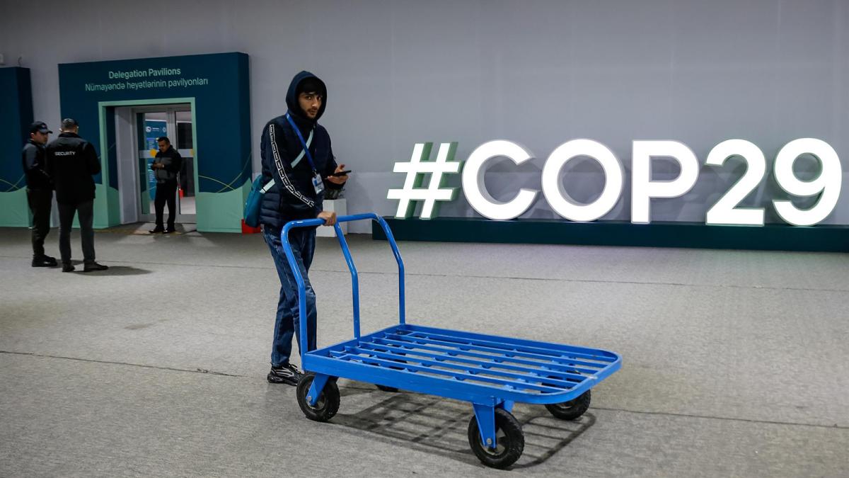 Un trabajador de la COP29 empuja un carro en la ceremonia de clausura de las negociaciones.