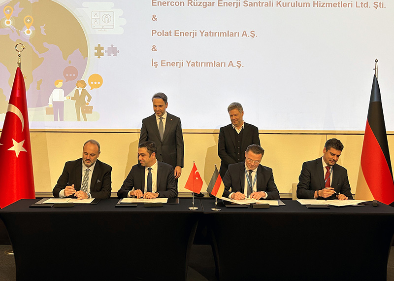 Instanánea de la firma del acuerdo de Enercon con las turcas  Iş Enerji y Polat Enerji.