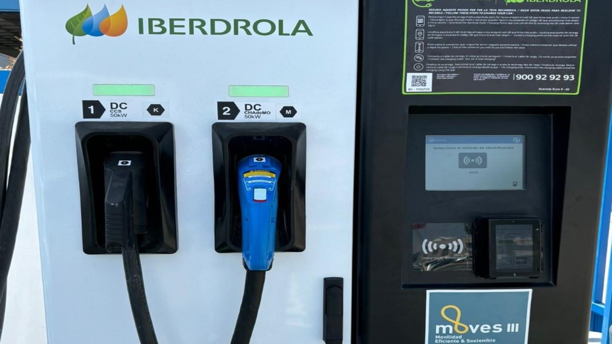 Punto de recarga de vehículo eléctrico de iberdrola con TPV.