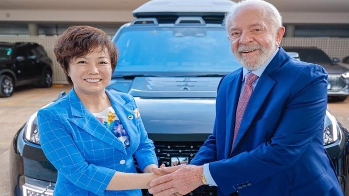 El presidente de Brasil, Luiz Inácio Lula da Silva, ha conversado con la vicepresidenta ejecutiva de BYD y consejera delegada de la marca en las Américas, Stella Li