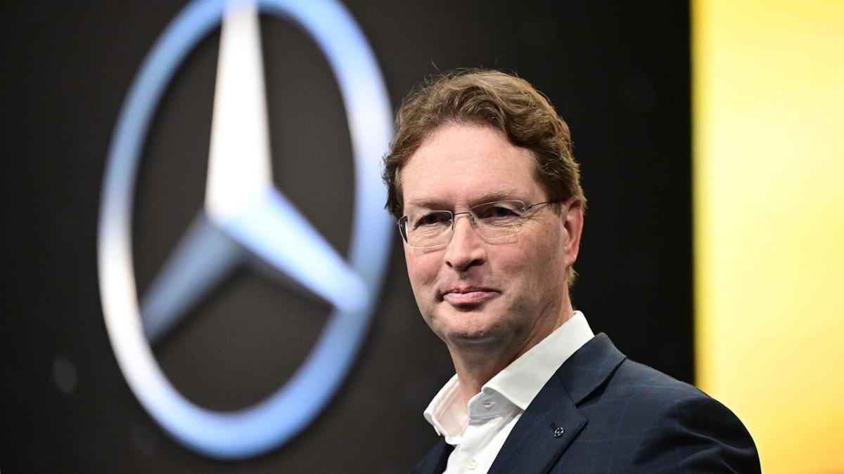 El presidente del consejo de administración de Mercedes-Benz Group AG, Ola Kaellenius, posa ante el logotipo del fabricante de automóviles Mercedes-Benz antes de la conferencia de prensa anual. 