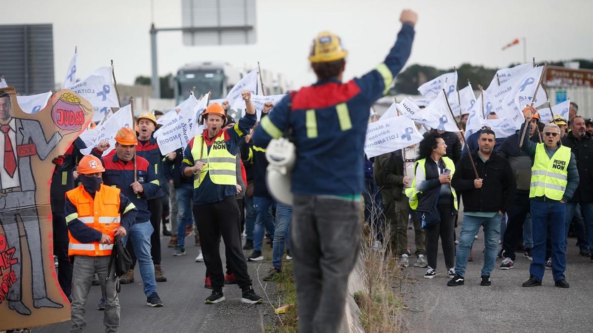 Varias personas durante una protesta de trabajadores de Alcoa.