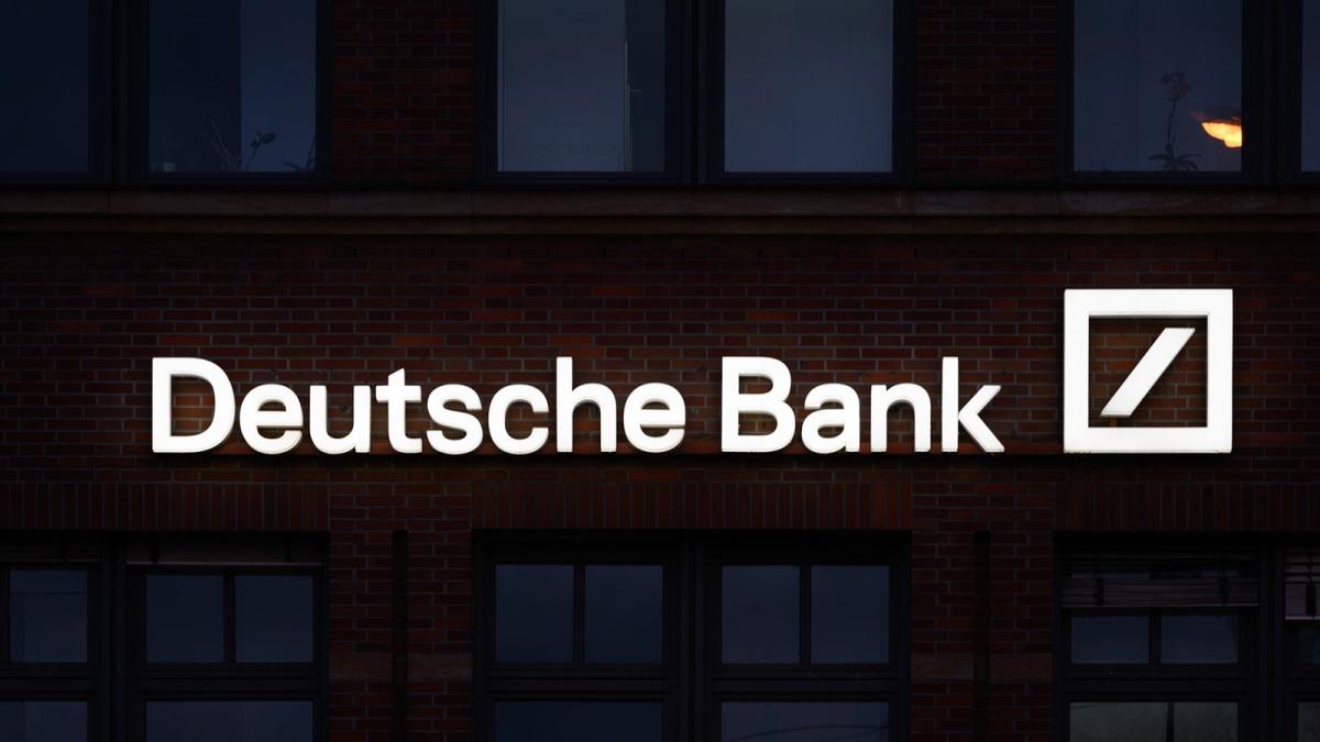 El logotipo del Deutsche Bank brilla en una sucursal por la mañana.