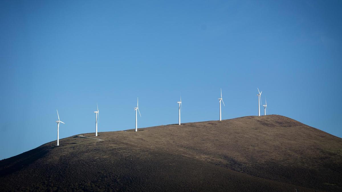 Varios aerogeneradores en el parque eólico de Vilachá, a 15 de marzo de 2024, en Lugo, Galicia (España).