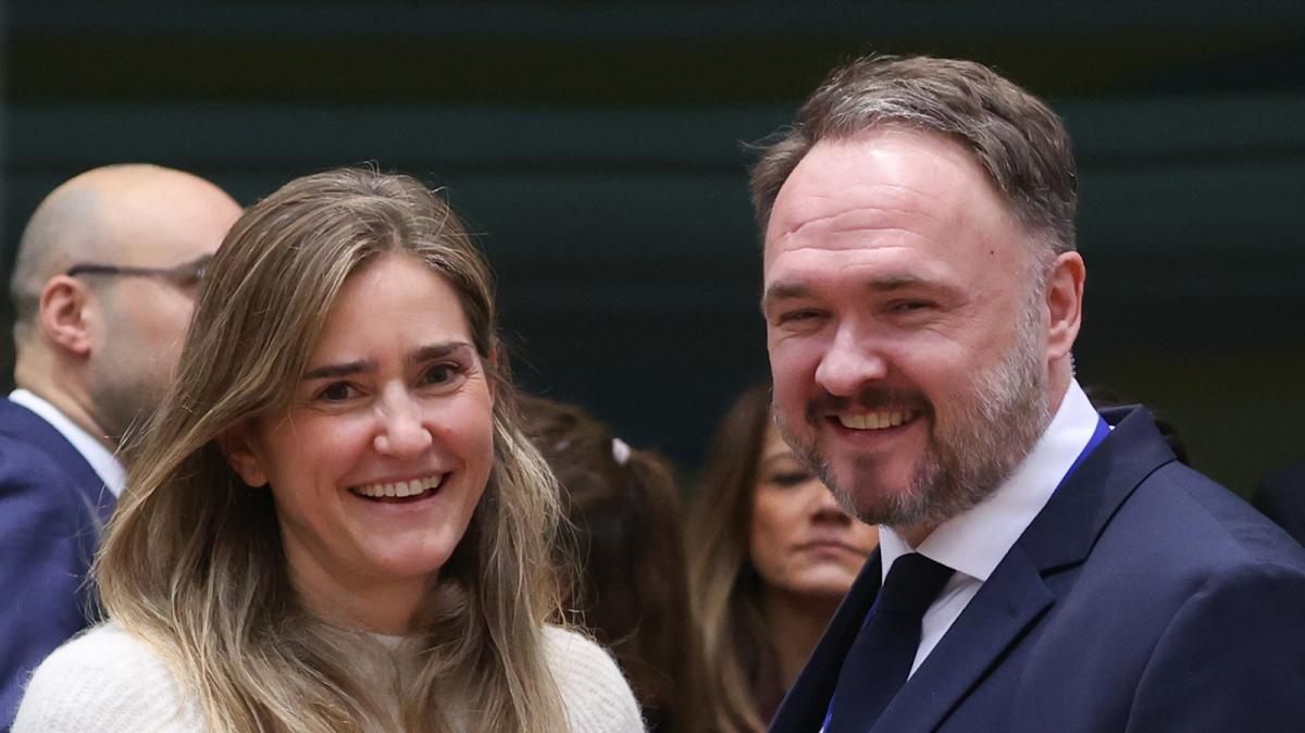 Sara Aagesen junto con el comisario europeo Dan Jørgensen en Bruselas.