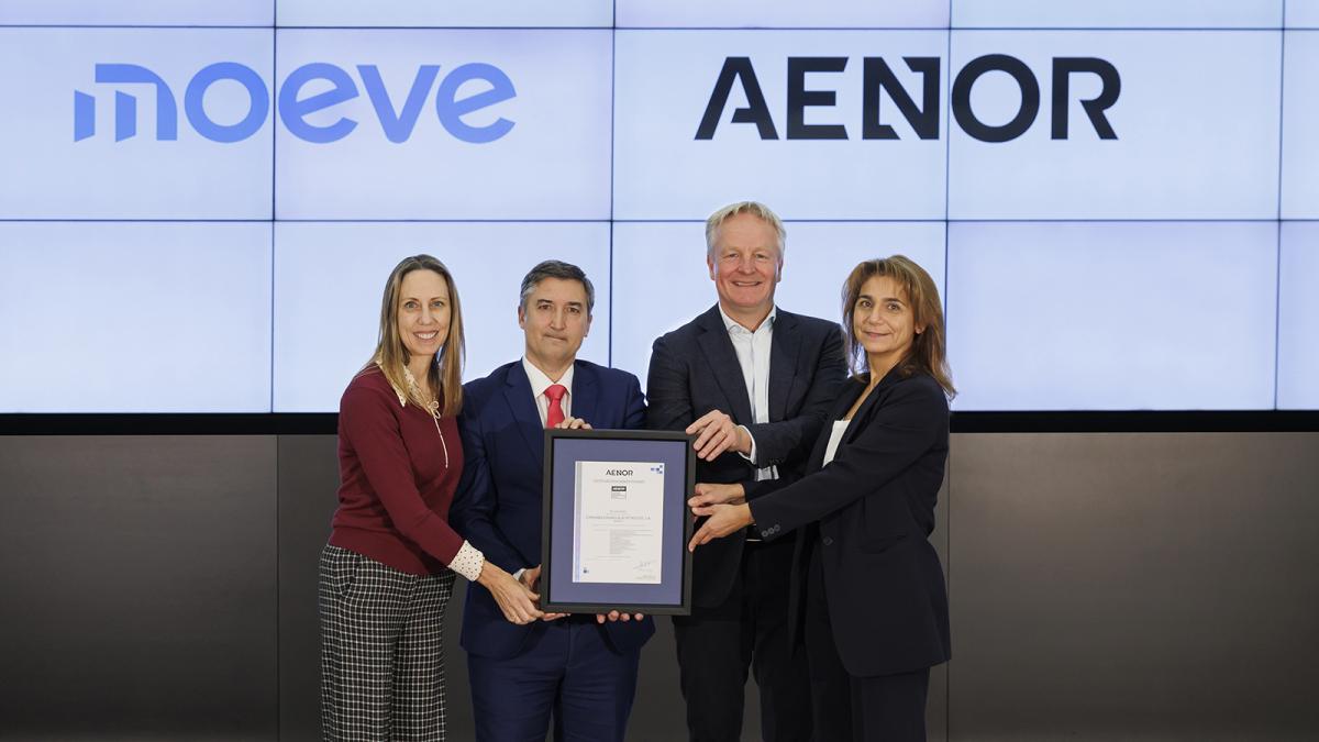 La directora de Recursos Humanos de Moeve, Bettina Karsch; el director de Desarrollo de Negocio de AENOR, Nicolás Henríquez; el CEO de Moeve, Maarten Wetselaar; y la mánager de Sostenibilidad Social de AENOR, Susana Estudillos.