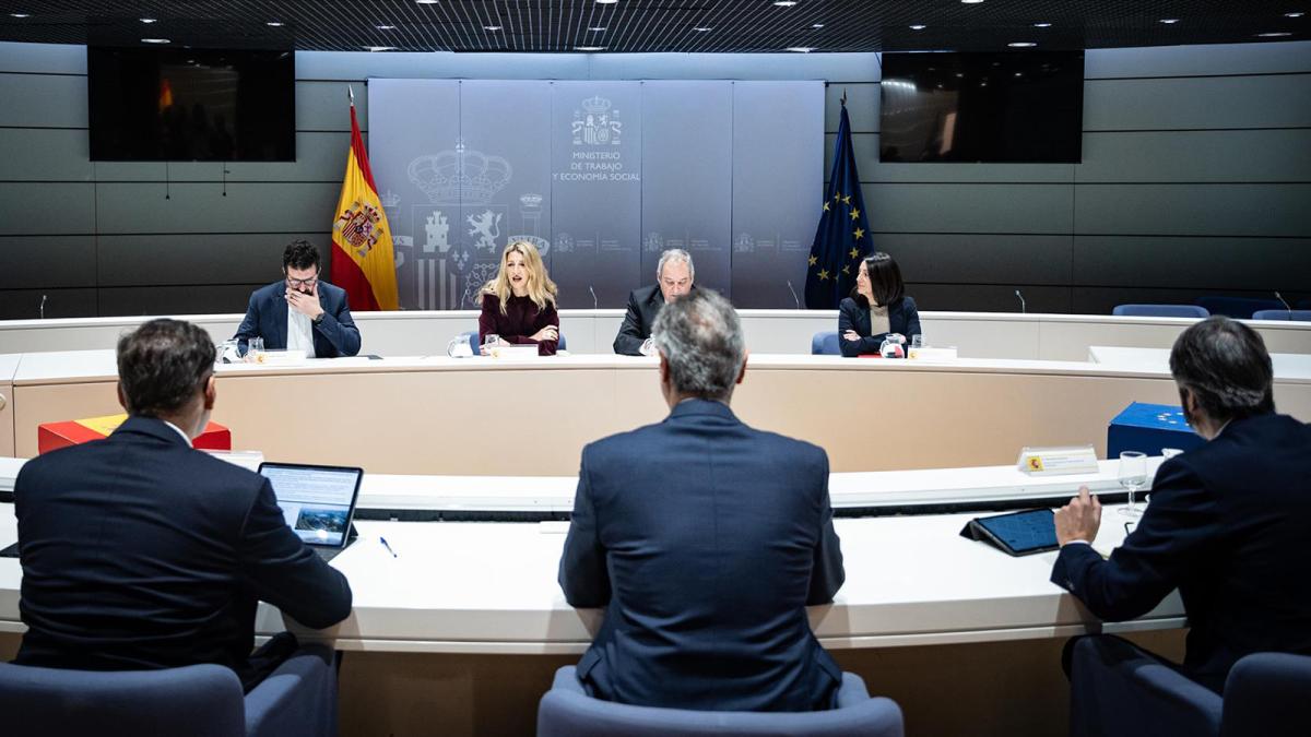 La vicepresidenta segunda, Yolanda Díaz, y el ministro de Industria, Jordi Hereu, en una reunión con responsables de Ford España.