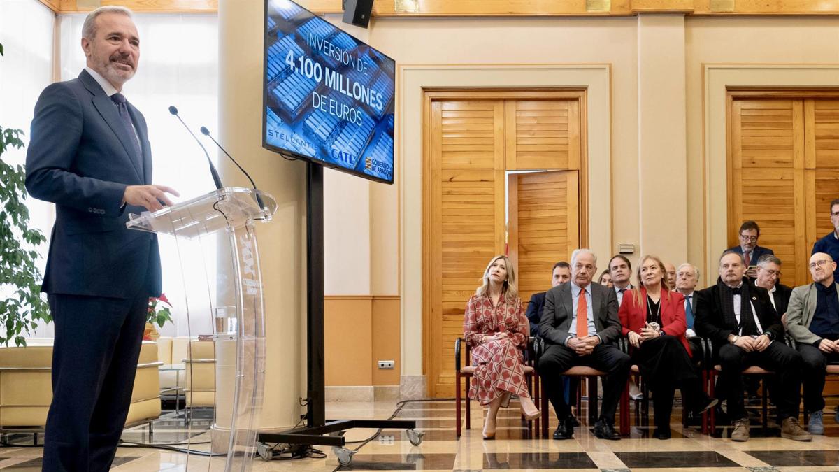 Representantes de los agentes sociales escuchan al presidente del Gobierno de Aragón, Jorge Azcón.