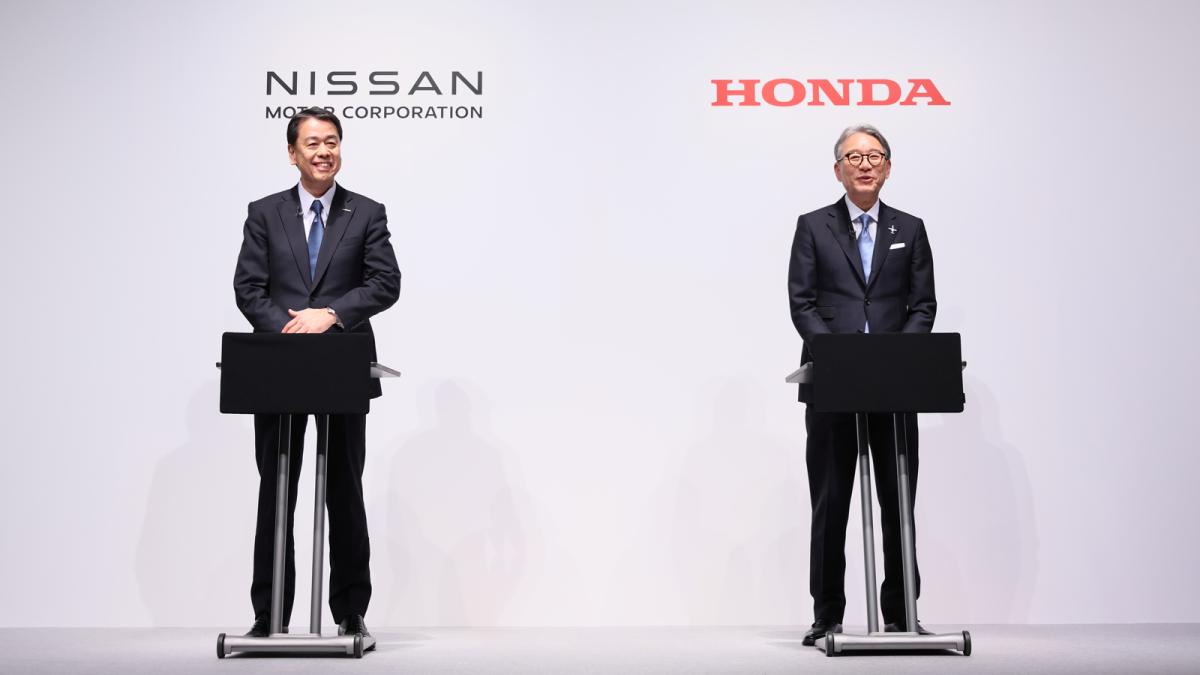 El CEO de Nissan Motor Co., Makoto Uchida (izquierda) y el CEO de Honda Motor Co., Toshihiro Mibe (derecha).