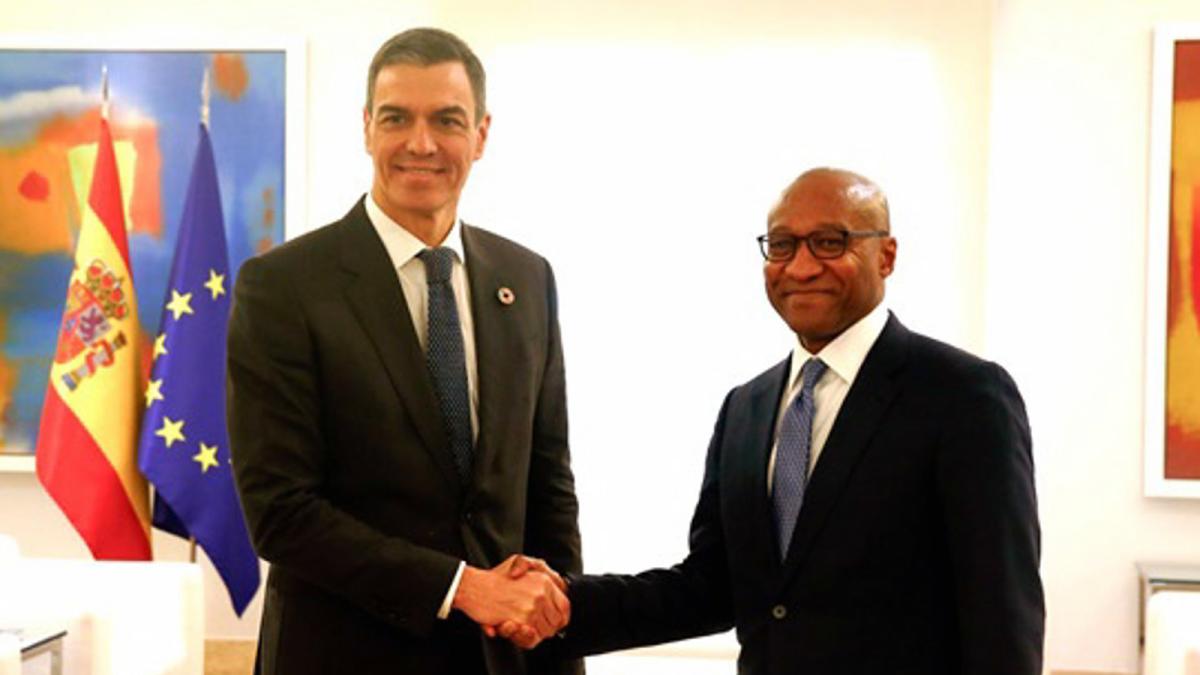 El presidente del Gobierno, Pedro Sánchez, y el presidente de PwC, Mohamed Kande.