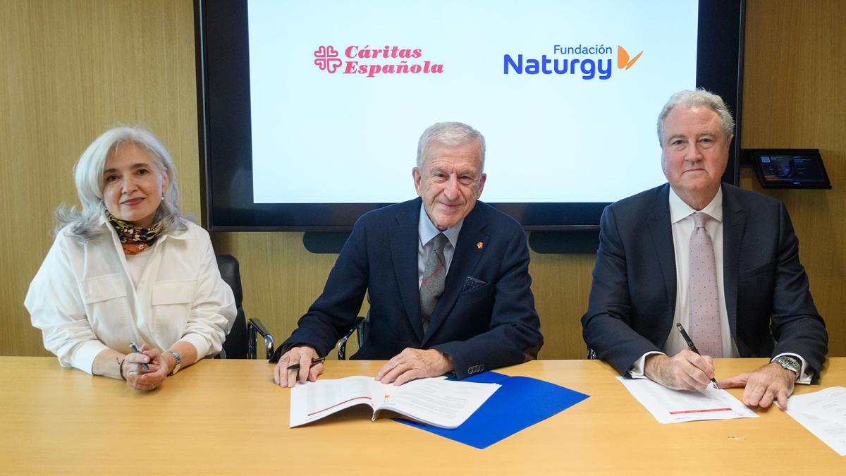 María Eugenia Coronado, directora general de Fundación Naturgy; Manuel Bretón, presidente de Cáritas Española; y Jordi Garcia Tabernero, vicepresidente de Fundación Naturgy.