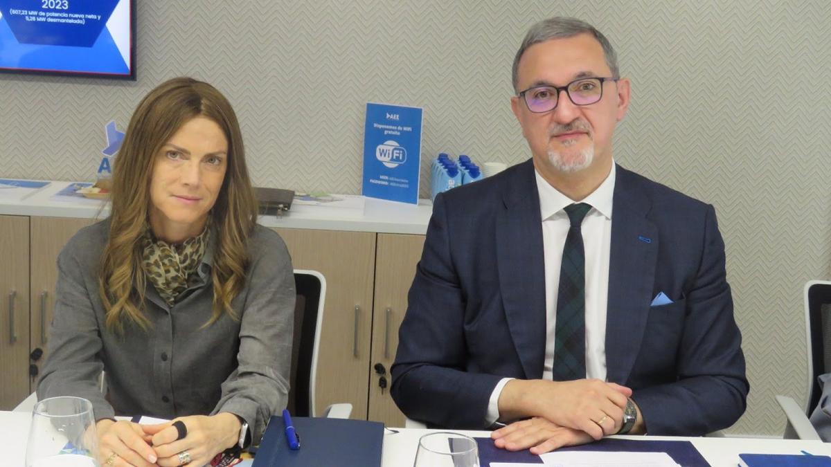 Rocío Sicre, presidenta de AEE, y Juan Virgilio Márquez, director general de AEE, en la presentación del Estudio Macroeconómico del Impacto del Sector Eólico en España.