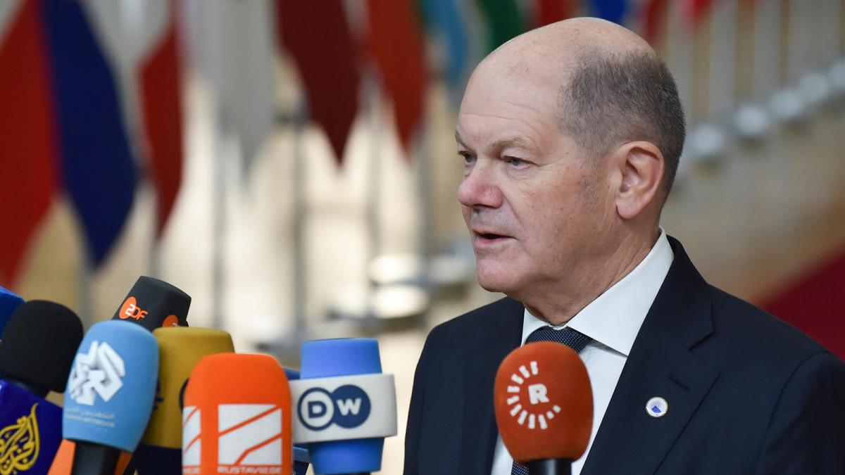 El canciller alemán Olaf Scholz habla con la prensa antes de la cumbre de la UE. 