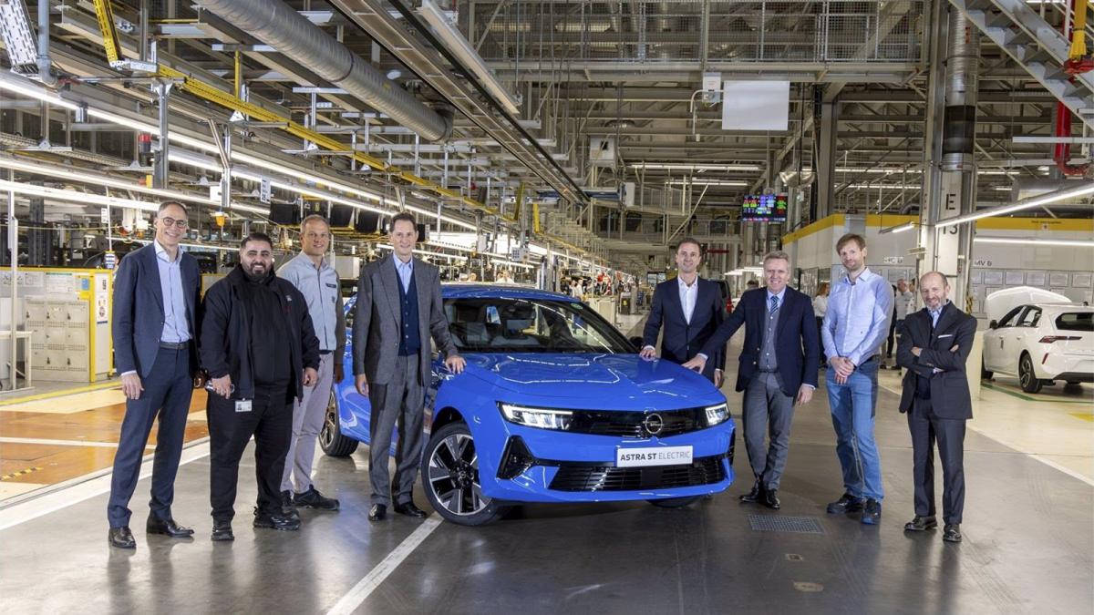 El presidente de Stellantis, John Elkkan, reafirma su compromiso con la marca Opel y con sus instalaciones en Alemania.