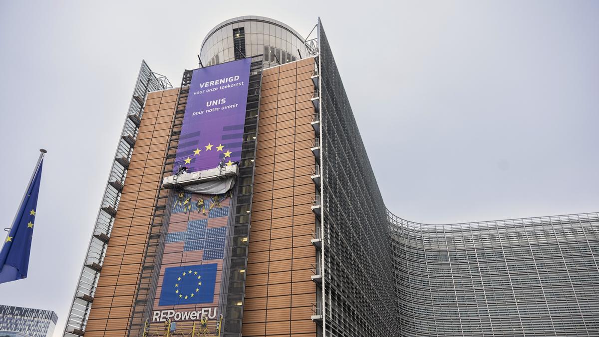 La nueva pancarta en la fachada del edificio Berlaymont en la Comisión Europea.