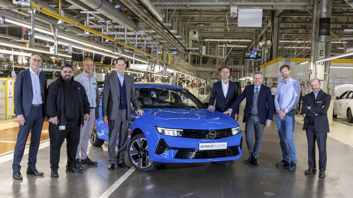 John Elkann visita la fábrica de Rüsselheim.