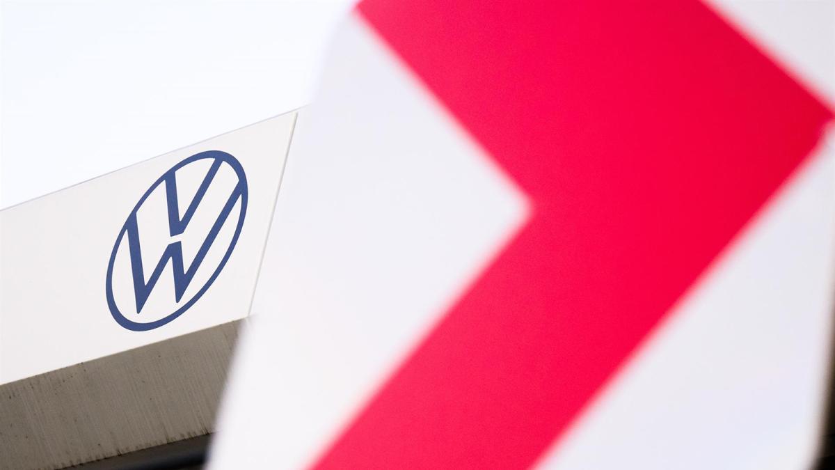 El logotipo de VW cuelga en la planta de vehículos comerciales de Volkswagen. 