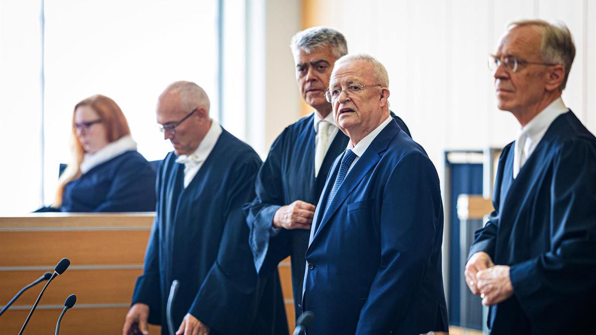 Martin Winterkorn, ex presidente del Consejo de Administración de Volkswagen AG, entre sus abogados defensores en una sala del Tribunal Regional de Braunschweig.