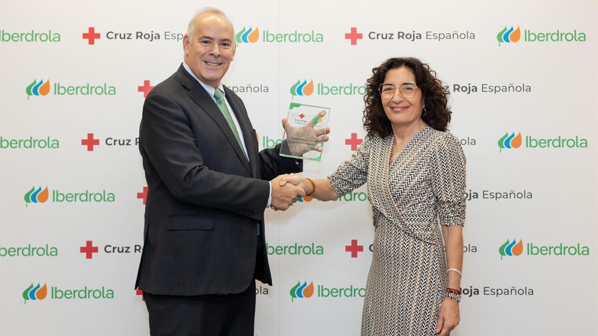 Mario Ruiz-Tagle, CEO de Iberdrola España y María del Mar Pageo, presidenta de Cruz Roja Española.