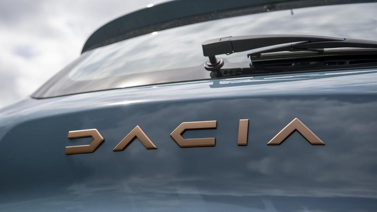 Dacia logo en la parte trasera de un vehículo.