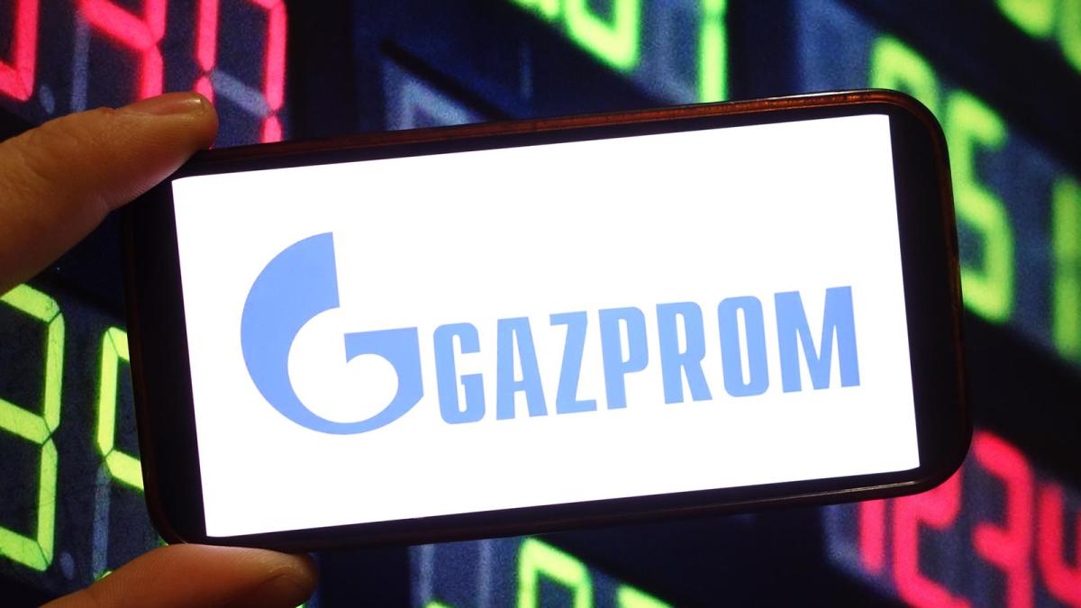 En esta ilustración fotográfica se ve el logotipo de la empresa Gazprom en la pantalla de un teléfono inteligente. 