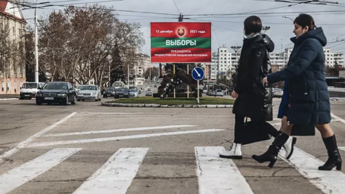 Unas mujeres paean por Tiráspol, Transnistria.