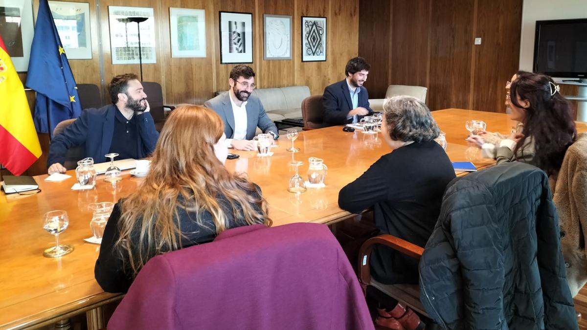 El secretario de Estado de Energía, Joan Groizard, con las representantes de la Alianza por el Autoconsumo.