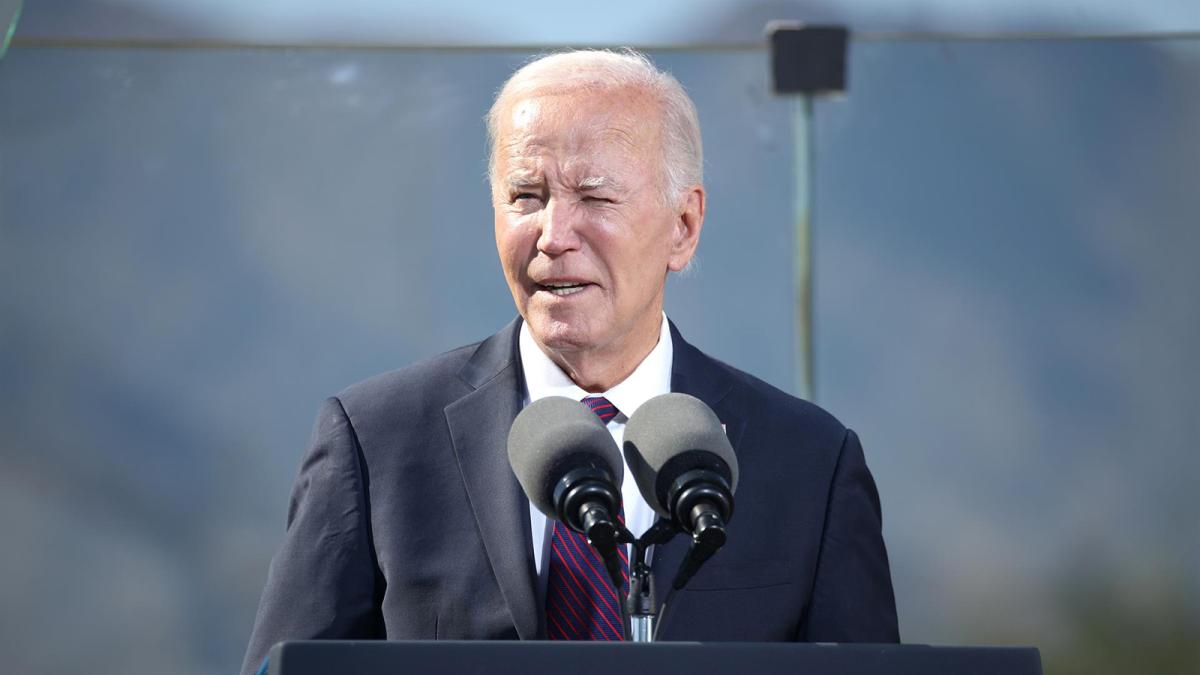 El presidente estadounidense, Joe Biden, habla en la comunidad indígena del río Gila en Laveen.