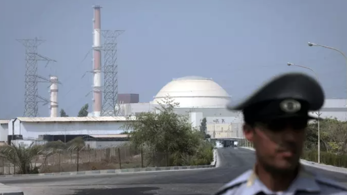 Un policía de Irán frente a una central nuclear de Irán.