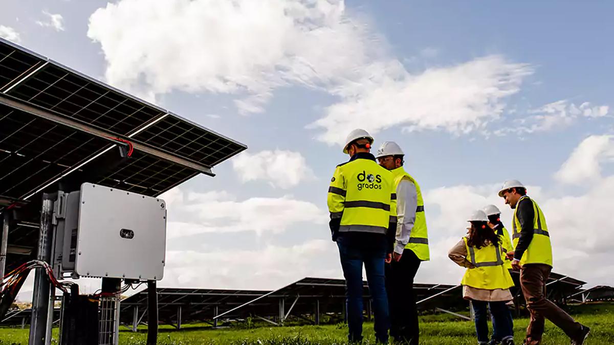 Trabajadores de Dos Grados en una planta fotovoltaica.