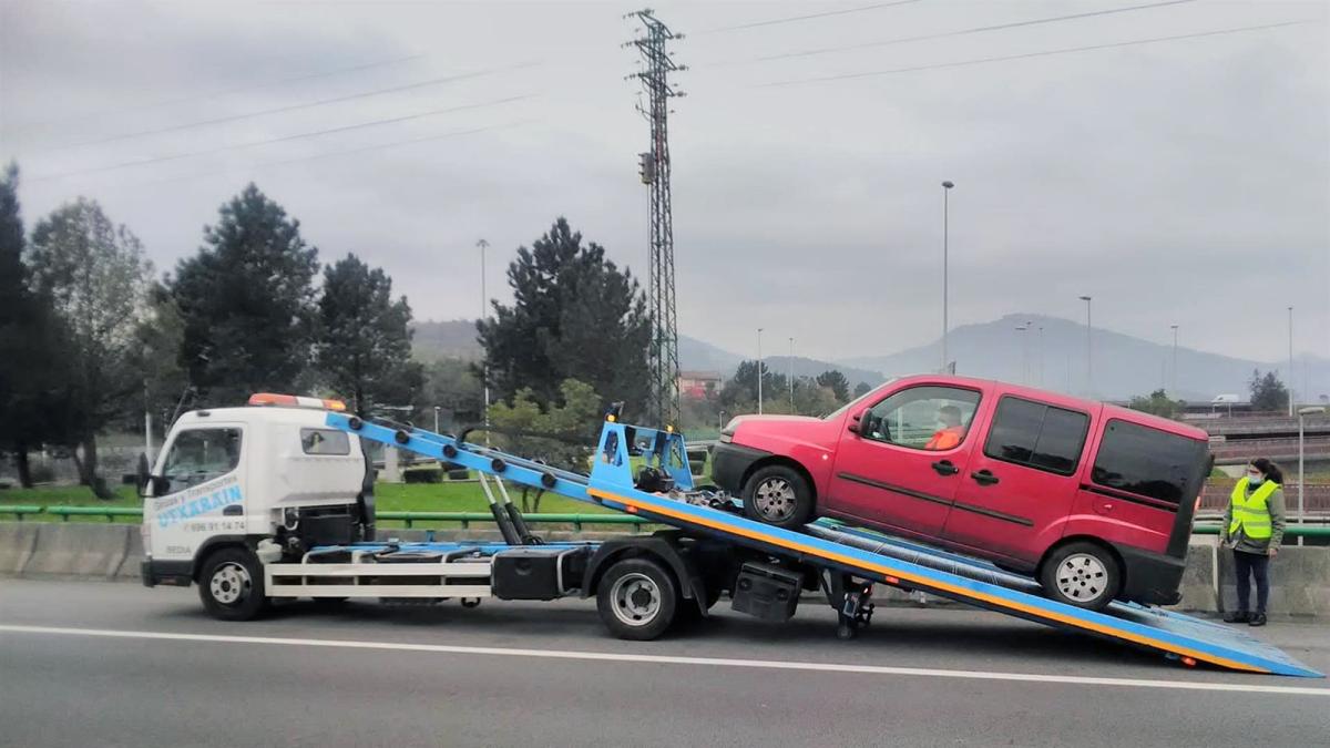 Grúa retirando un vehículo averiado.