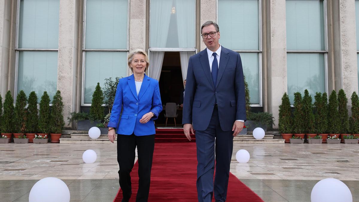 LA presidenta de la CE, Ursula von der Leyen y el presidente de Serbia, Aleksandar Vucic.