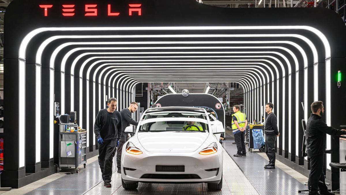 Los empleados realizan la inspección final de la producción de vehículos eléctricos Tesla Model Y en la planta Tesla Gigafactory de Berlín-Brandeburgo. 