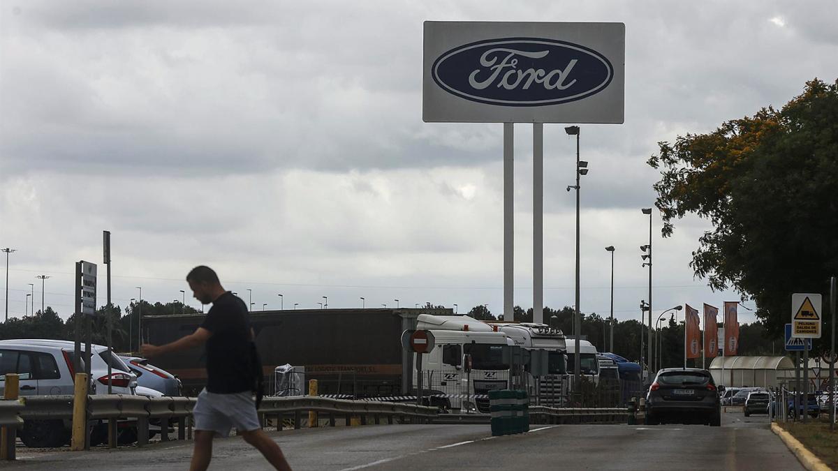 Un trabajador en la fábrica de Ford, a 12 de junio de 2024, en Almussafes, Valencia.