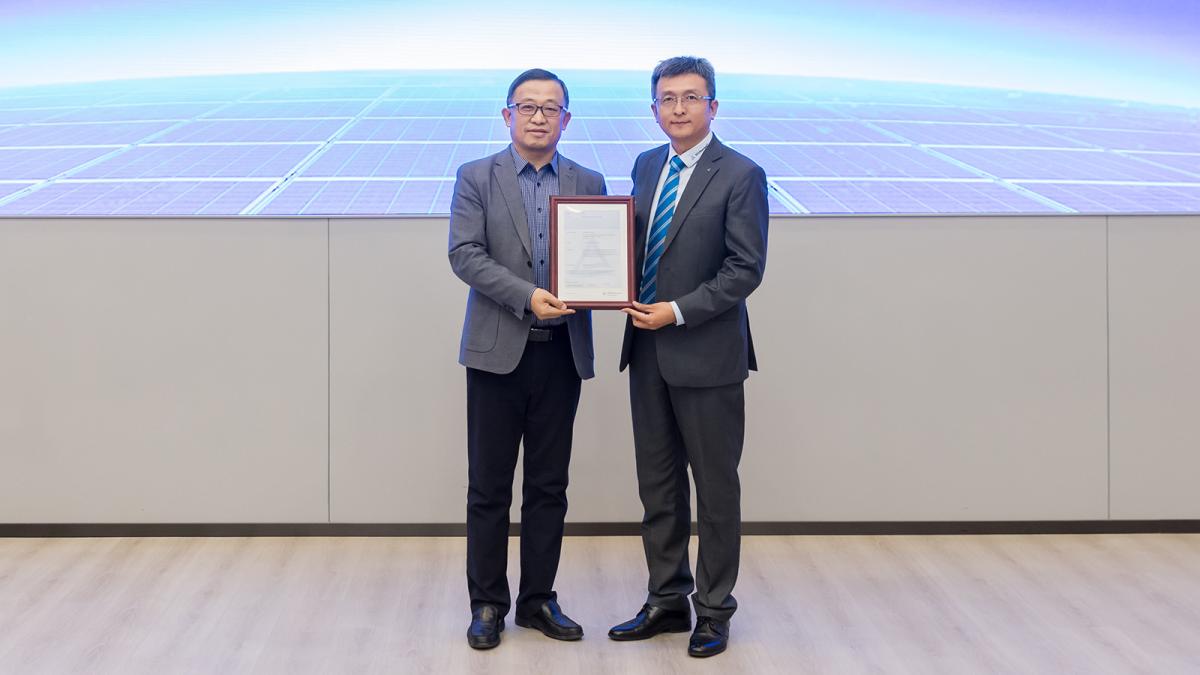 Du Qingguo, Vicepresidente de Trinasolar y Jefe de Digitalización de Procesos de Calidad (izquierda) y Xia Bo, Vicepresidente Senior de la División de Productos de TÜV Rheinland para la Gran China (derecha) asisten a la ceremonia de entrega. 