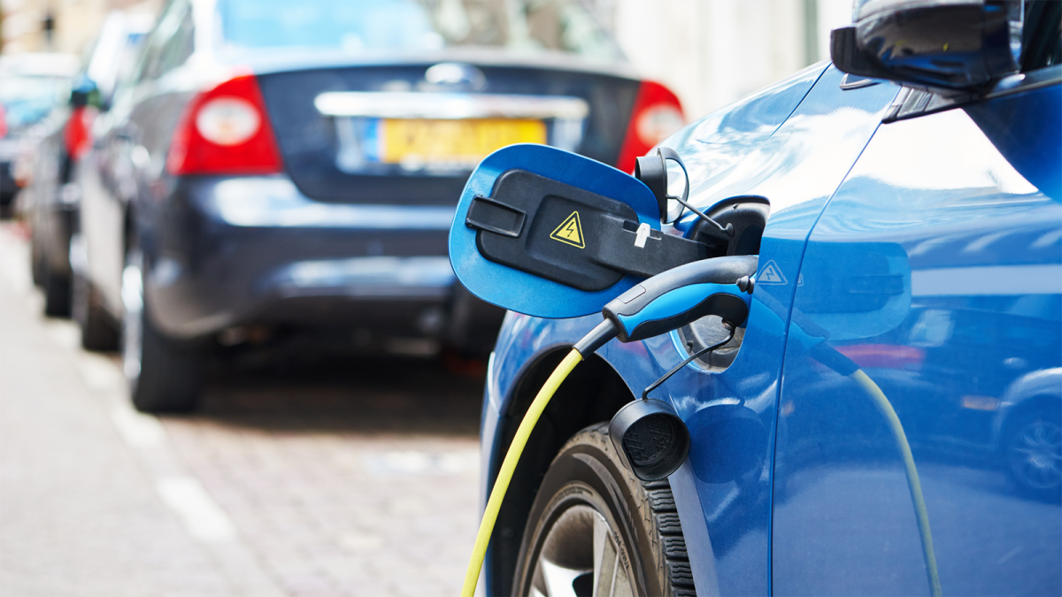 Un coche eléctrico en un punto de recarga.