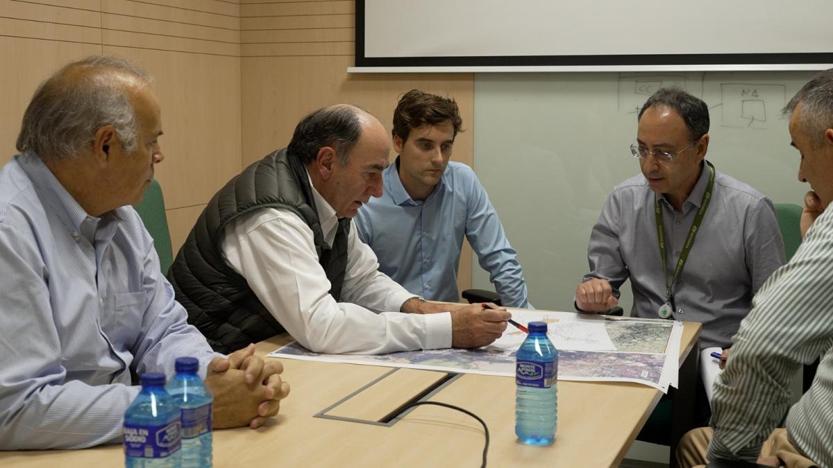 Ignacio Sánchez Galán, presidente de Iberdrola, revisa el red del futuro para Valencia.