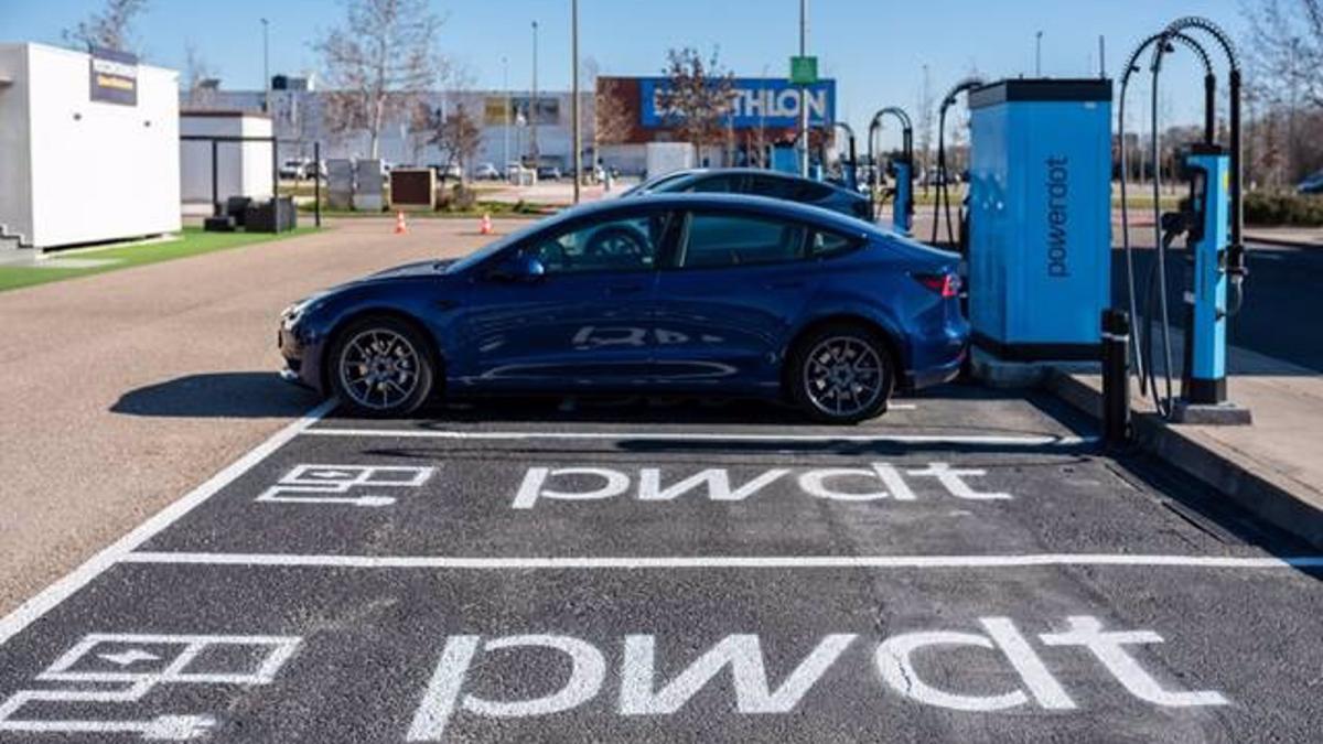 Punto de carga de vehículo eléctrico en Europa de Powerdot.