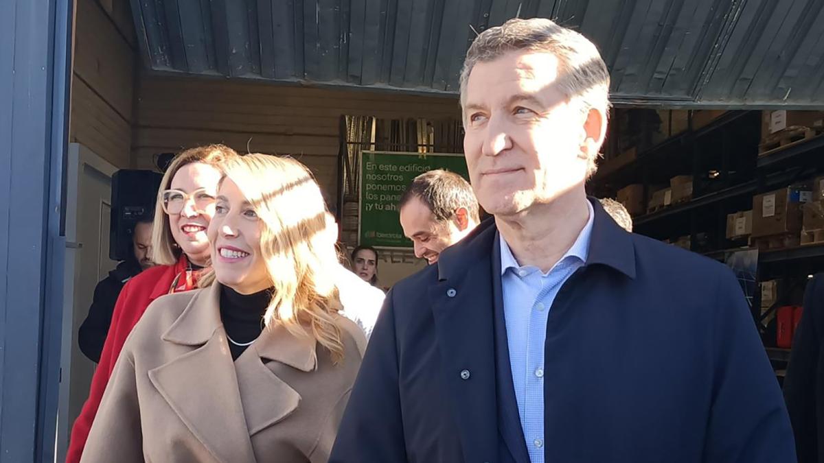 María Guardiola y Alberto Núñez Feijóo tras la visita a una empresa de servicios energéticos en Cáceres.