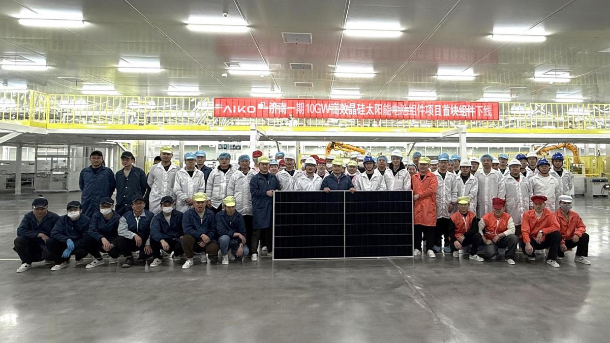 Aiko inaugura su nueva planta en Jinan (China) y produce su primer módulo solar.