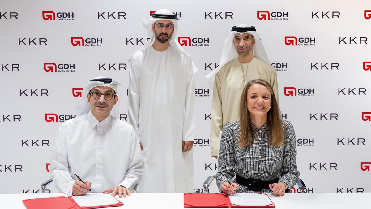 Firma del acuerdo entre Gulf Data Hub y KKR.