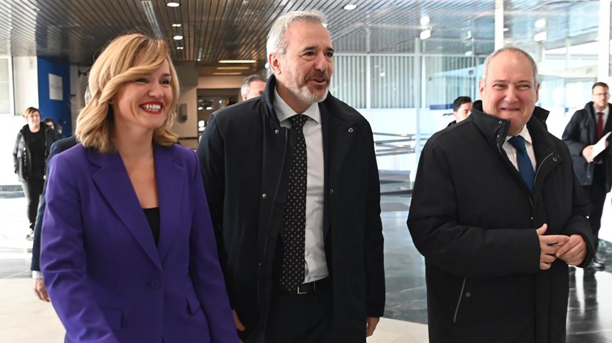 La ministra de Educación, Formación Profesional y Deporte, Pilar Alegría; el presidente de Aragón, Jorge Azcón y el ministro de Industria, Jordi Hereu, visitan la factoría de Stellantis.