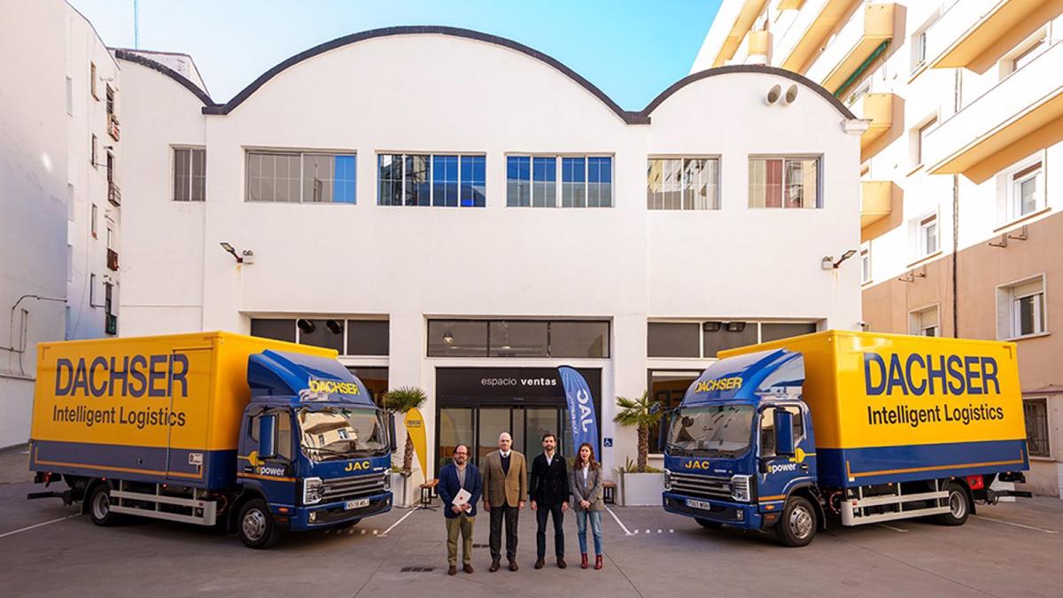 Entrega de cinco camiones eléctricos de JAC Motors a Dachser para el transporte logístico sostenible en Madrid.