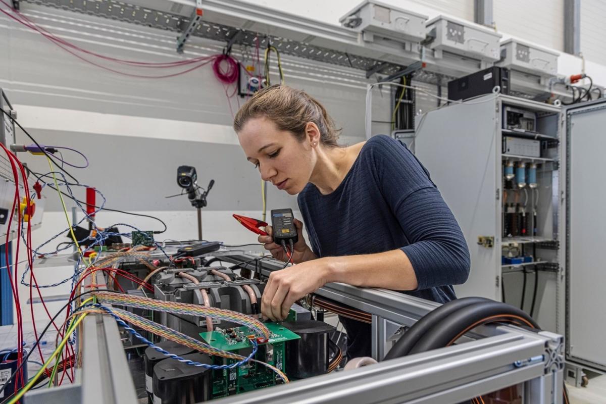 La tecnología de sistemas de media tensión desarrollada en Fraunhofer ISE para futuras estaciones de carga rápida.