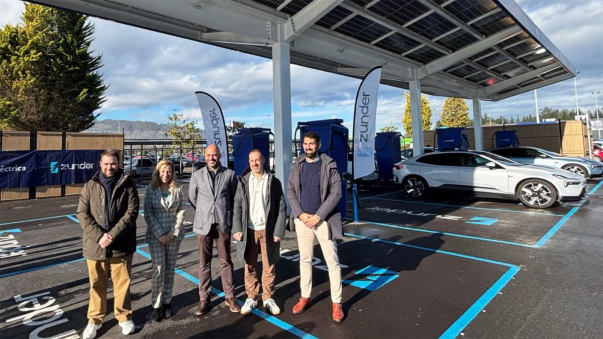 La inauguración ha contado con la presencia, entre otros, de María Belarmina Díaz, directora general de Energía y Minería del Gobierno del Principado de Asturias; Ángel García, alcalde de Siero y Daniel Pérez, CEO y cofundador de Zunder.