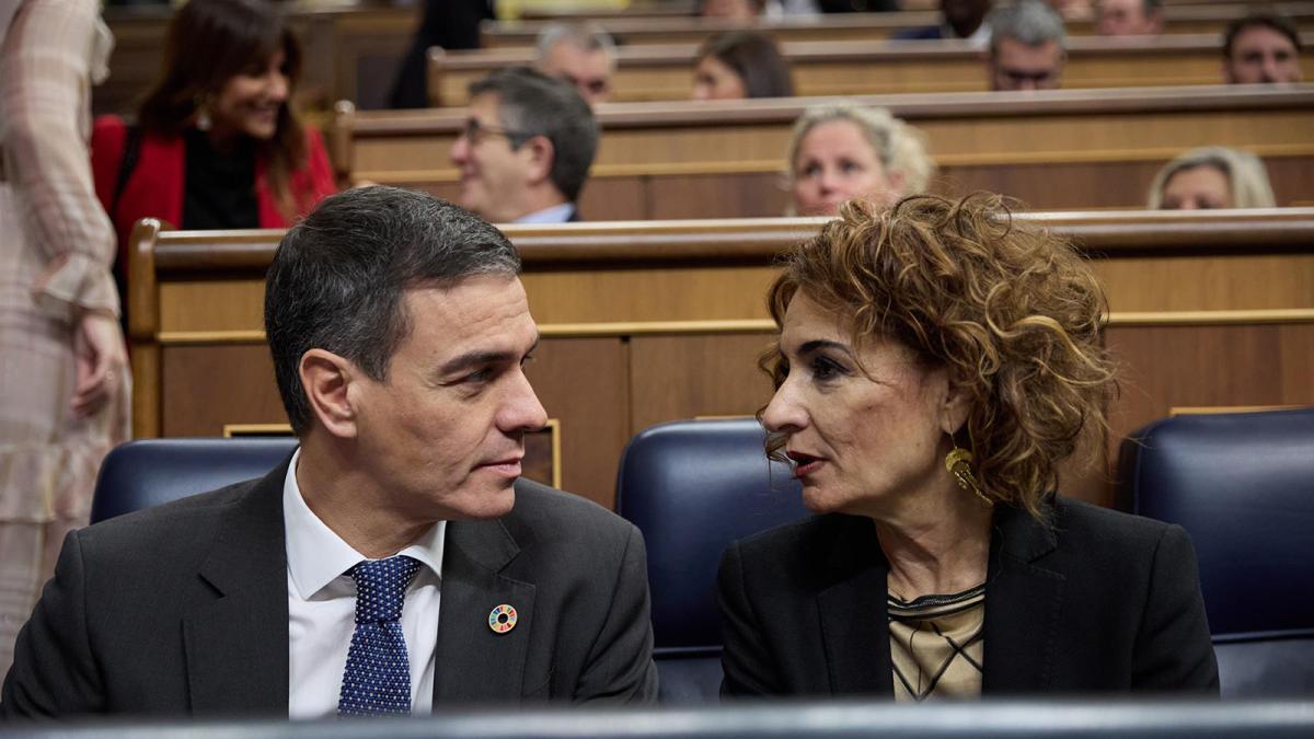 El presidente del Gobierno, Pedro Sánchez y la vicepresidenta primera y ministra de Hacienda, María Jesús Montero. 